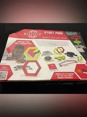 Fat Brain Toys Magshuto Stunt Park – Parque De Acrobacias Con Rampas Y 15 Desafíos Para Niños